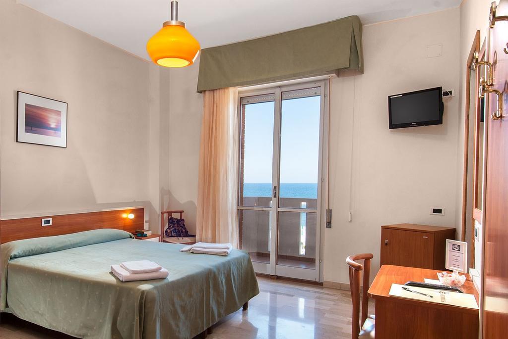 Hotel Continental Fano Exterior photo